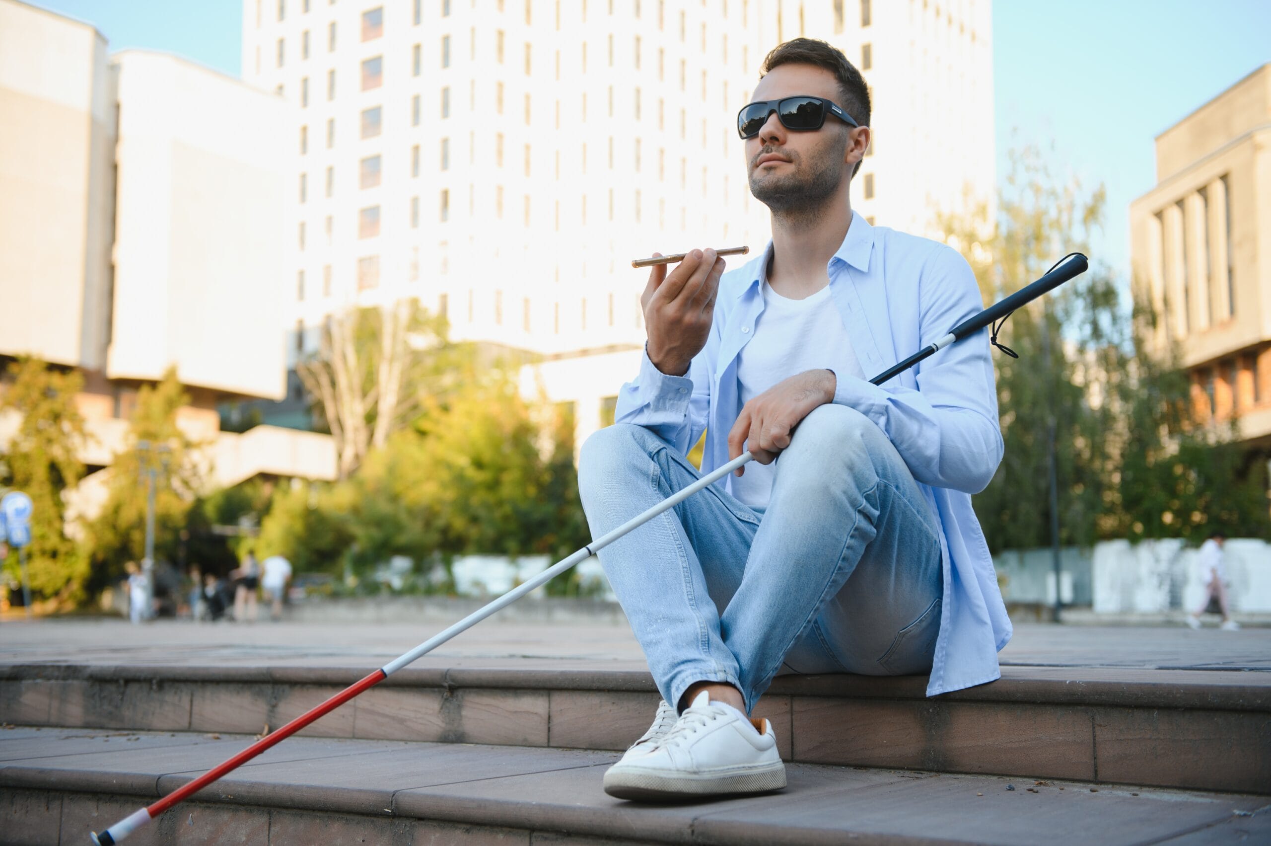 niewidomy korzystający z telefonu