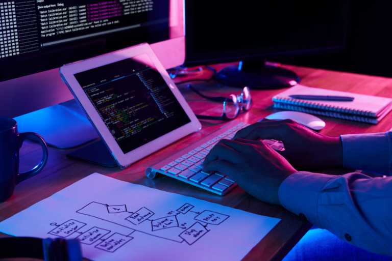 Agencja vs freelancer – koszty, terminy, ryzyka. Uczciwe porównanie