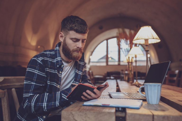Sklep, który zarabia, czy czarna dziura na pieniądze? Jaką platformę e-commerce wybrać na start