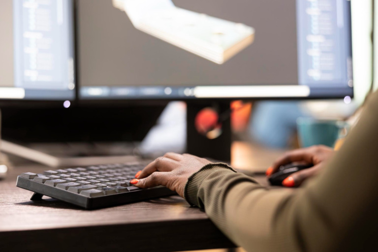Miniatura wpisu „Copywriting AI kontra copywriter: kto powinien pisać teksty na Twoją stronę firmową"
